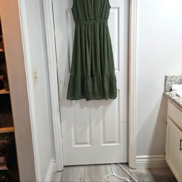 Elegant Green Sleeveless Midi Dress - Picture 6 of 6